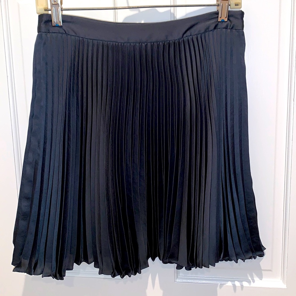 CLUB MONACO navy pleated skirt